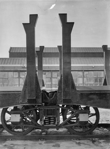172062 Afbeelding van het gemeenschappelijke draaistel voor een dubbele rongenwagen bij Werkspoor te Zuilen.